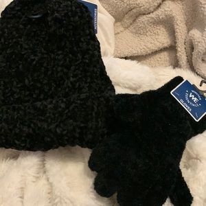 Women’s black, soft toboggan and matching gloves.